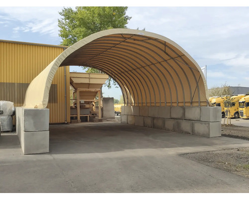 Lagerzelthalle mit Betonblockmauern