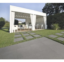 Garten mit Gartenhaus, Sitzgruppe und Bodenplatten