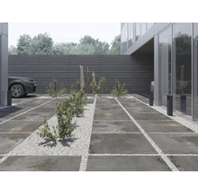 Außenbereich mit quadratischen Betonplatten und Kieswegen, der einen modernen Gartenweg oder eine Einfahrt zeigt