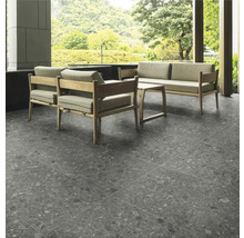 Außenbereich mit Fliesenboden, zwei Stühlen und einem Sofa