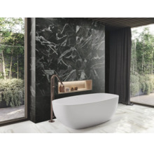 Badezimmer mit Badewanne, schwarzer Marmorwand und großem Fenster