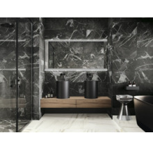 Modernes Badezimmer mit dunklen Marmorwänden, zwei Aufsatzwaschbecken und einer Dusche