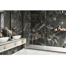 Modernes Badezimmer mit Marmorfliesen, Waschtisch mit zwei Waschbecken und Duschkabine.