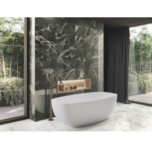 Badezimmer mit Badewanne, Armatur und Wandfliesen in Marmoroptik für ein modernes Ambiente