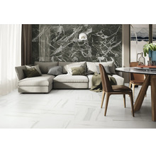 Heller Wohnraum mit grauer Marmorwand, Ecksofa und Essbereich