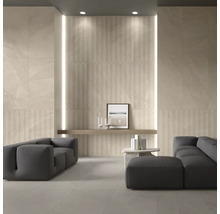 Modernes Wohnzimmer mit großformatigen Fliesen an Wand und Boden, grauen Sofas und indirekter Beleuchtung