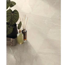 Verlegung mit Bodenfliesen in Steinoptik, kombiniert mit Pflanze, Handtuch und Duftstäbchen