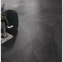 Bodenfliesen in Marmoroptik mit Dekoration