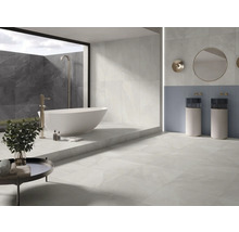 Helles Badezimmer mit freistehender Badewanne, zwei Waschbecken und großen Fliesen.