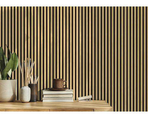 Dekorplatte mit Holzstreifen für Innenräume auf einem Tisch mit Dekoration