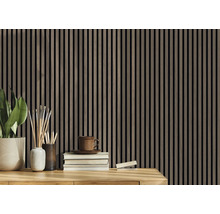 Innenraum mit Holzpaneelwand, Tisch, Pflanze, Stiften, Büchern und Tasse