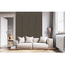 Wohnzimmer mit Holzpaneelwand, Sofa und Stehlampe