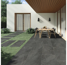 Außenbereich mit Steinzeugfliesen, Gartentisch und Stühlen