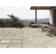 Terrasse mit Fliesenboden, Sitzgruppe und Pflanzen