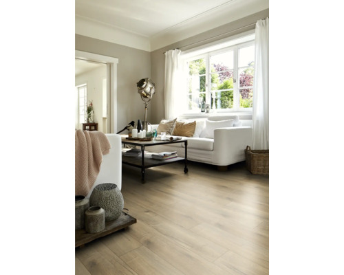 Wohnzimmer mit heller Holzbodenoptik, weißem Sofa und industriellem Couchtisch