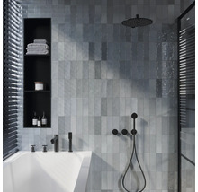 Modernes Badezimmer mit Badewanne, grauen Wandfliesen, Regendusche und eingebautem Regal