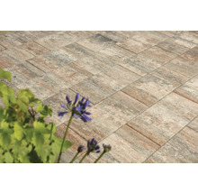 Verlegte Pflastersteine im Außenbereich.