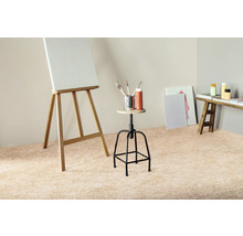 Atelier mit Staffelei, Hocker, Pinseln und Farben