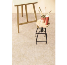 Detailansicht eines hellen Teppichs mit Staffelei, Hocker und Malutensilien