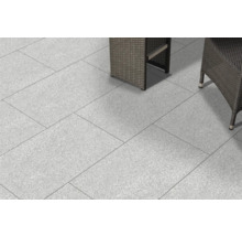 Bodenbelag aus Steinplatten auf einer Terrasse mit Gartenmöbeln