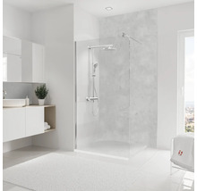 Badezimmer mit Dusche, Waschbecken und Handtuch