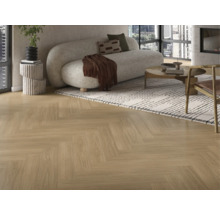 Wohnzimmer mit hellem Holzboden in Fischgrätmuster, Sofa und Teppich