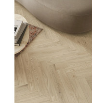 Heller Holzboden im Fischgrätmuster mit Couch und Tisch