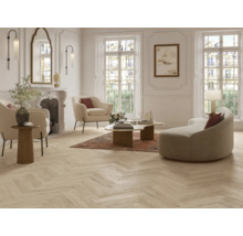 Helles Wohnzimmer mit Parkettboden, Sesseln, Sofa, Couchtisch und Kamin