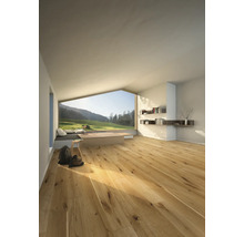 Heller Raum mit Holzfußboden, großem Fenster und Blick in die Natur