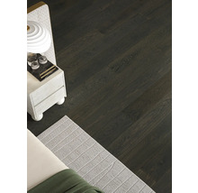 Ansicht eines Raumes mit einem Bodenbelag aus dunklem Holzparkett.