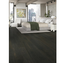 Schlafzimmer mit dunklem Holzboden, Bett und Blick auf die Stadt