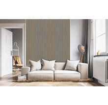 Wohnzimmer mit Paneelwand, Sofa und Fenster für eine helle Atmosphäre.