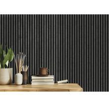 Holzpaneelwand mit Dekoration auf einem Tisch