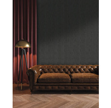 Wohnzimmer mit braunem Ledersofa, Stehlampe und Wandpaneelen