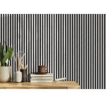 Nahaufnahme einer Wand mit gestreifter Tapete, die ein modernes Designelement darstellt.