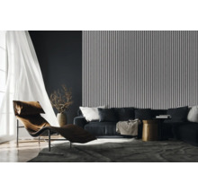 Wohnzimmer mit Sofa, Sessel, Teppich und Wandpaneelen