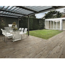 Terrasse mit Grill, Esstisch und Gartenbereich