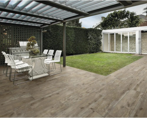Terrasse mit Grill, Esstisch und Gartenbereich
