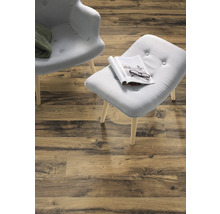 Boden mit Holzmuster, Sessel und Hocker