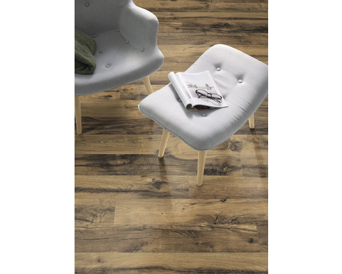 Boden mit Holzmuster, Sessel und Hocker