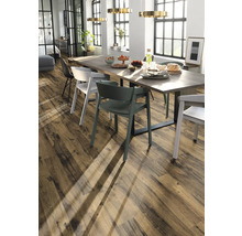 Helles Esszimmer mit Holzboden und Esstisch