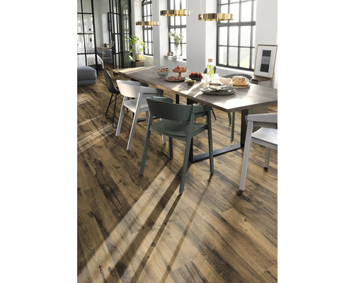 Helles Esszimmer mit Holzboden und Esstisch