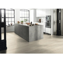 Helle Küche mit Kücheninsel und großen Fenstern für natürliche Beleuchtung.