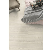 Heller Holzboden in einem Schlafzimmer mit Bett und Sessel