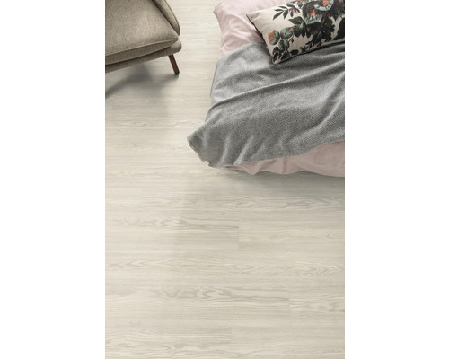 Heller Holzboden in einem Schlafzimmer mit Bett und Sessel