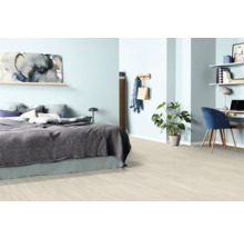 Schlafzimmer mit Bett, Schreibtisch und hellem Holzboden