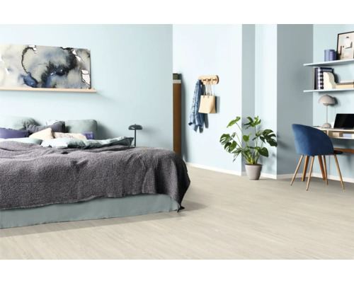 Schlafzimmer mit Bett, Schreibtisch und hellem Holzboden