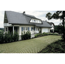 Einfamilienhaus mit Rasengittersteinen auf der Einfahrt.