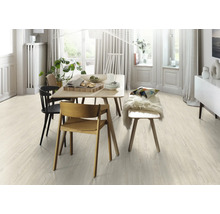 Heller Essbereich mit Holztisch, Stühlen und hellem Holzboden