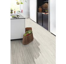 Heller Vinylboden in einem modernen Küchenraum.